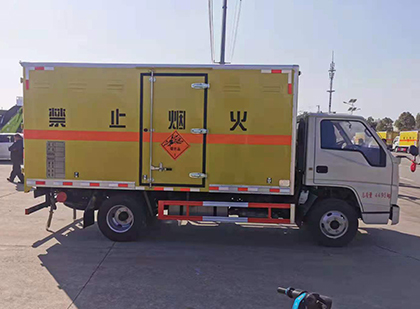 乌鲁木齐爆破器材运输车技术升级与安全合规新趋势
